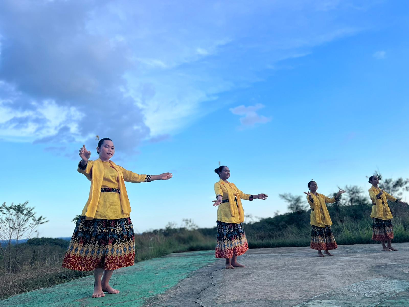 Penari Ronggeng Balik dari Sanggar Tari Uwat Bolum milik Yati Dahlia saat menampilkan tariannya. (Istimewa)